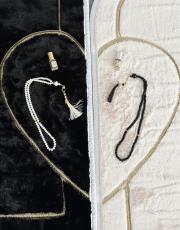 siyah kırık beyaz süngerli kalpli çift seccadesi çantalı tavşan tüyü dokulu 7