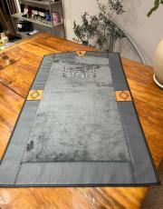 gri deri detaylı peluş seccade 4