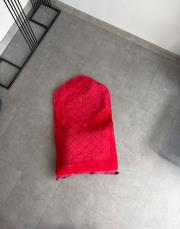 kırmızı ortopedik yastıklı diz ağrısına özel seccade 3