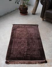 acı kahve deri astarlı baskılı peluş lüks seccade 4