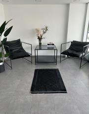 siyah deri astarlı baskılı peluş lüks seccade 4