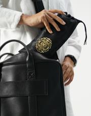 siyah baskılı silindir çantalı  seccade 2