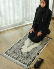 siyah baskılı silindir çantalı  seccade 3