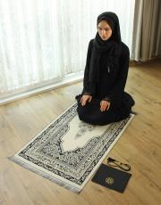 siyah baskılı dikdörtgen çantalı  seccade 3