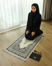 siyah baskılı dikdörtgen çantalı  seccade 5