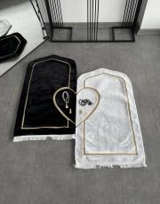 siyah beyaz peluş kumaşlı ve süngerli kalpli çift seccadesi çantalı  süngerli 2